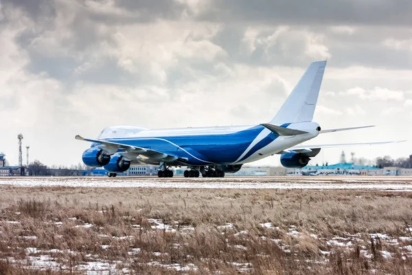 Gros Avion Cargo Déplace Sur Piste Aéroport Froid Hiver — Photo