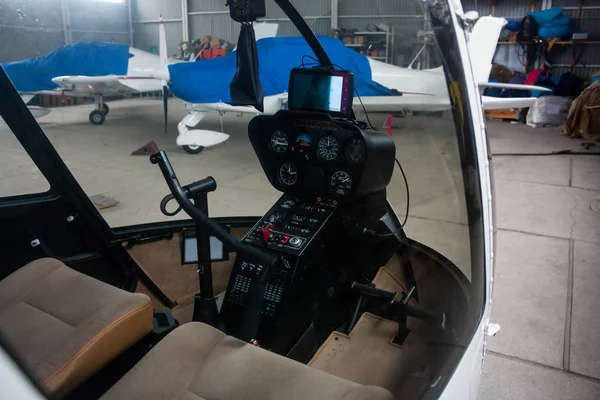 Uma Vista Através Cabine Pequeno Helicóptero Para Aviões Esportivos Cobertos — Fotografia de Stock