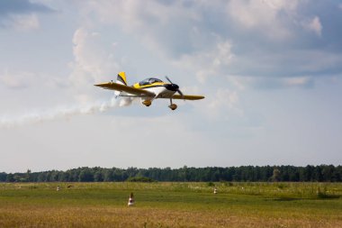 Düşük geçiş bir küçük uçak duman ile spor
