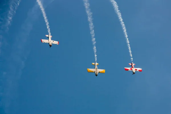 Acrobatische Prestaties Van Drie Sport Vliegtuigen Met Release Van Rook — Stockfoto