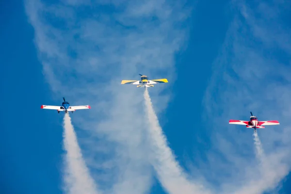 Realização Acrobática Três Aviões Esportivos Com Liberação Fumaça — Fotografia de Stock