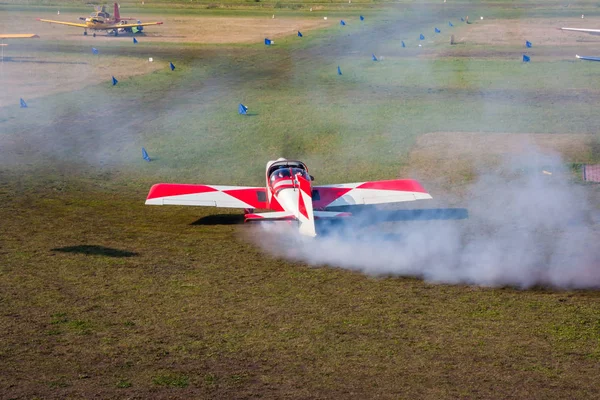 離着陸場の小型スポーツ機のタキシング — ストック写真