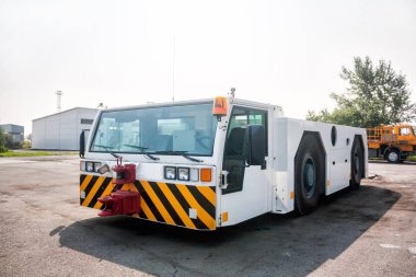 Uçak çekici traktör yakınındaki garajda kutular