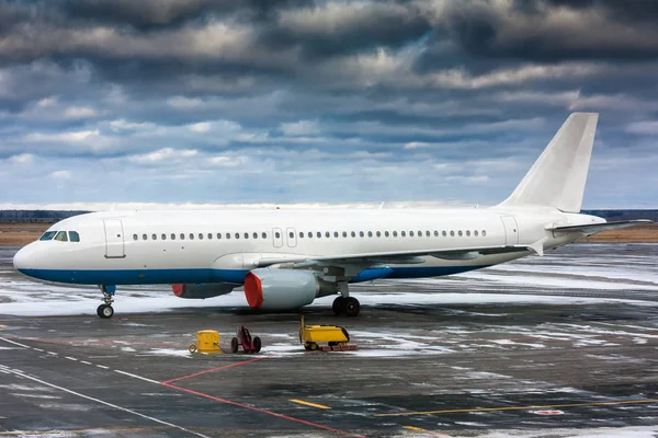 Passagier Vliegtuig Met Gehuld Motoren Luchthaven Schort — Stockfoto