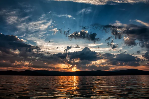 Coucher de soleil panoramique sur le lac — Photo