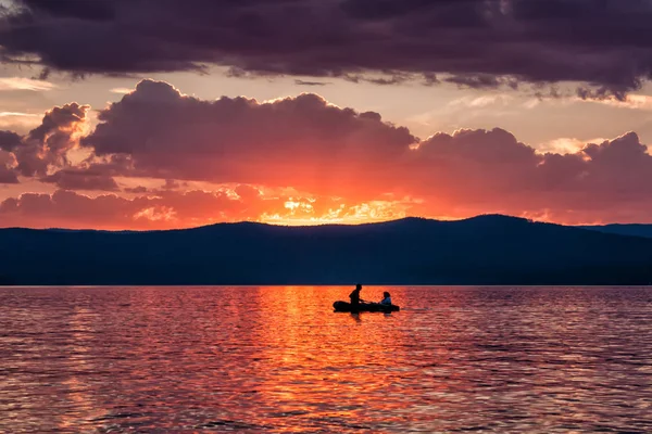 Paseos Barco Románticos Lago Contra Telón Fondo Del Amanecer Noche — Foto de Stock