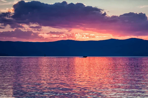 湖上的风景日落 — 图库照片