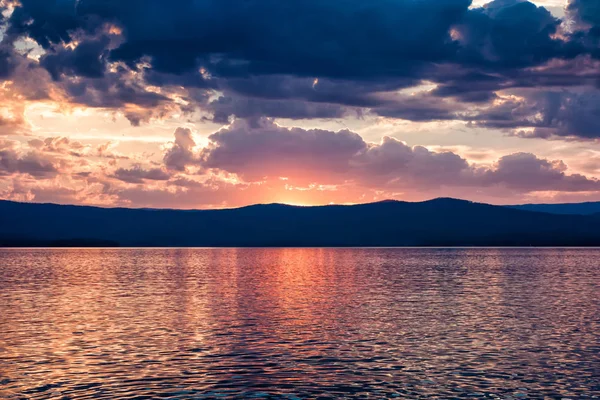 湖上的风景日落 — 图库照片