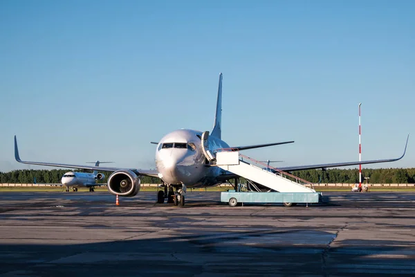 Preparación Salida Los Aviones Pasajeros Plataforma Del Aeropuerto —  Fotos de Stock
