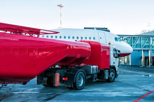 Piros Tartályhajó Utántöltés Légi Jármű Parkolt Egy Bentlakásos Híd Repülőtér — Stock Fotó