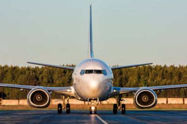 Uçak bir motoru ile Taksilemek Önden Görünüm