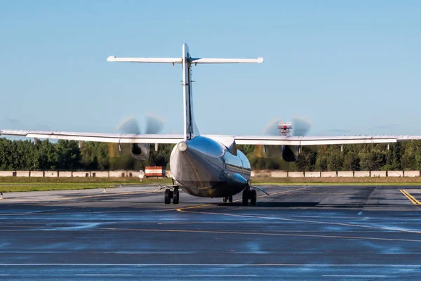 Turboprop Vliegtuig Taxiën Start Landingsbaan — Stockfoto