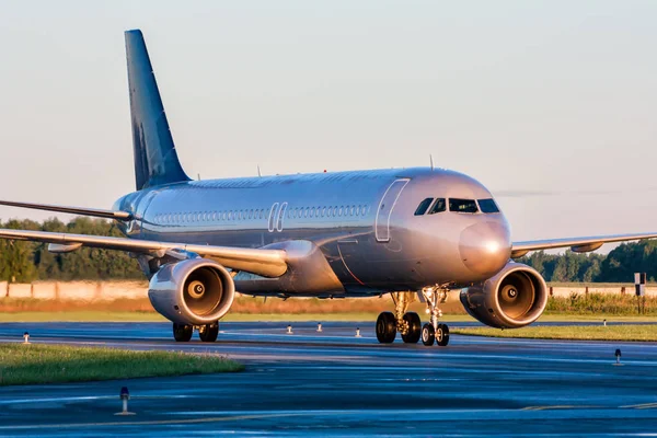 Avión Pasajeros Mueve Pista Rodaje —  Fotos de Stock