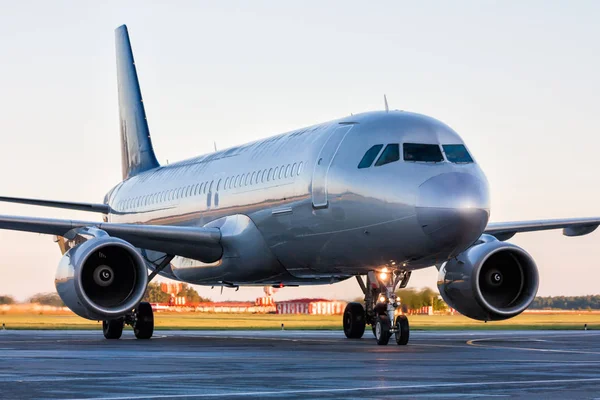 Primer Plano Taxiing Avión Pasajeros Delantal Del Aeropuerto — Foto de Stock
