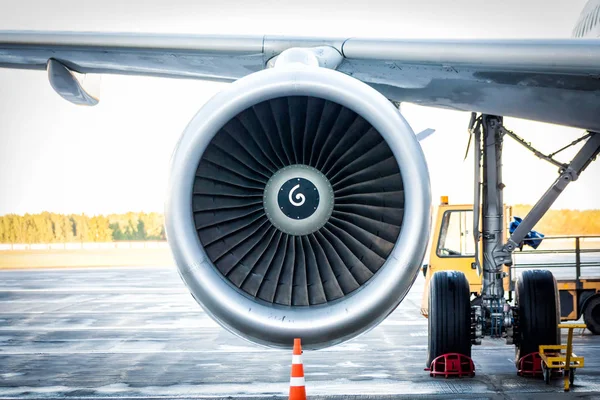 Close Engine Main Landing Gear Passenger Airplane — Stock Photo, Image