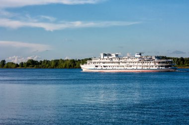 Yolcu gemisi nehrin üzerinde yelken