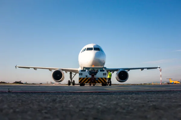 Grúa Está Empujando Hacia Atrás Avión Pasajeros — Foto de Stock