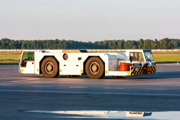 Trator Reboque Aeronaves Avental Aeroporto — Fotografia de Stock