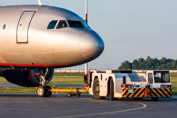 Lastbilen Bogsering Passagerarflygplan — Stockfoto