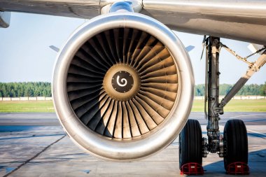 Motor ve ana iniş takımı yolcu uçaklarının yakın çekim