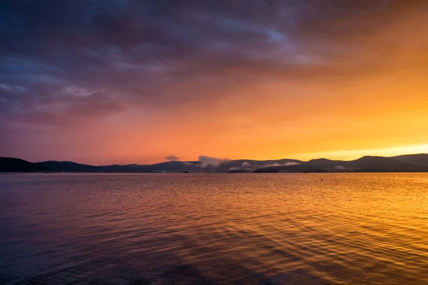 湖面上的紫黄色日落 — 图库照片