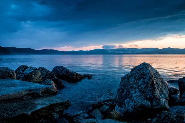 Grandes Bloques Piedras Orilla Del Lago Sobre Telón Fondo Una — Foto de Stock