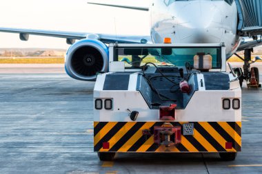 Çekici kamyon sürücü yolcu uçağı, bir jet köprüye Park