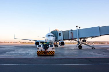 Yatılı bir köprüye kadar çekici traktör sürücü yolcu uçak, Park