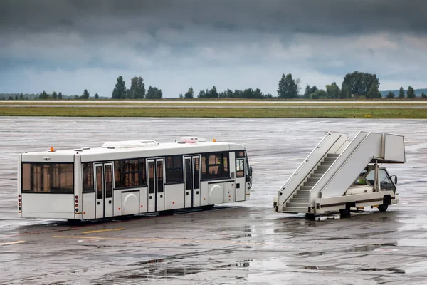 Kyvadlový Autobus Nástupní Schody Letištní Ploše Deštivý Den — Stock fotografie