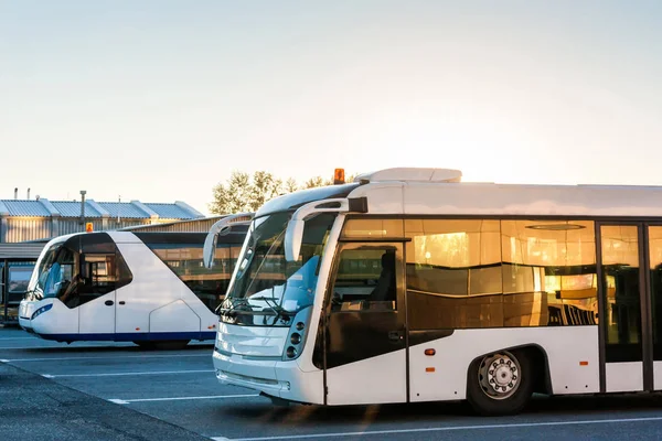 A parkolóban a repülőtér transzfer buszok — Stock Fotó