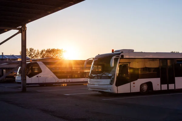 Autobuses Lanzadera Estacionamiento Del Aeropuerto Los Rayos Del Sol Poniente —  Fotos de Stock