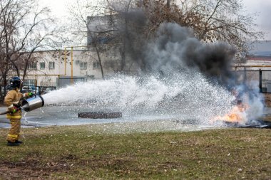 Alev yangın söndürme köpüğü ile dökme itfaiyeciler