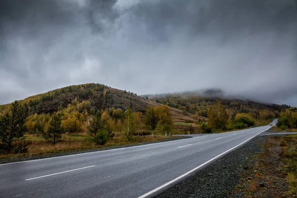 Vägen Bergen Med Låga Moln — Stockfoto