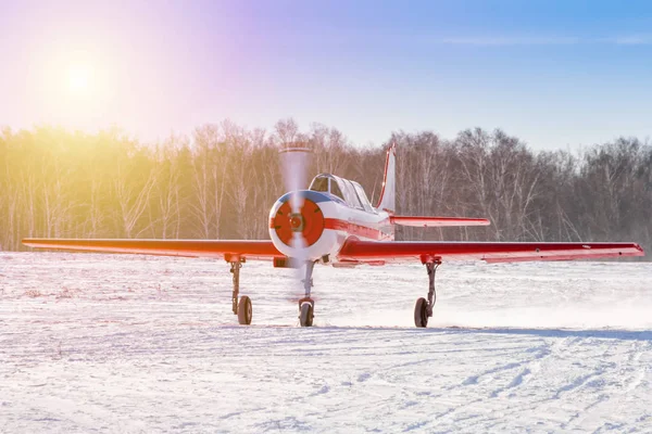 Malé Sportovní Letadlo Pojíždějící Zasněženém Letišti — Stock fotografie