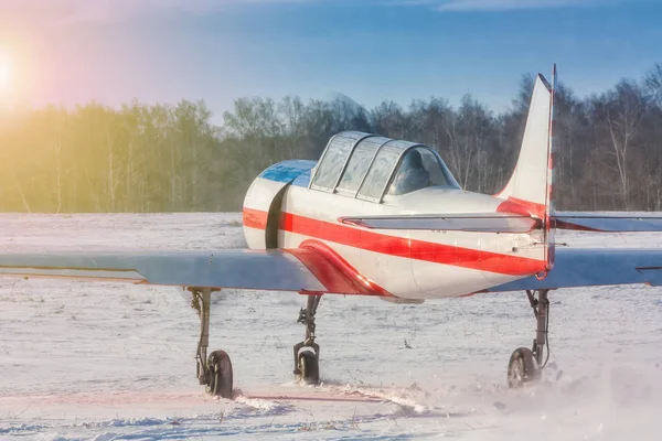 Malé Sportovní Letadlo Pojíždějící Zasněženým Letištěm Zadní Pohled Letadla — Stock fotografie