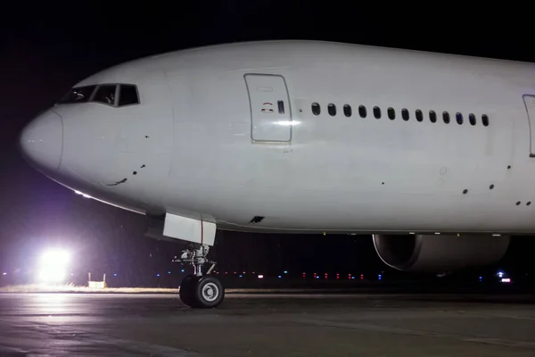 Närbild Taxning Vit Bred Kropp Passagerarflygplan Natten Regnet — Stockfoto