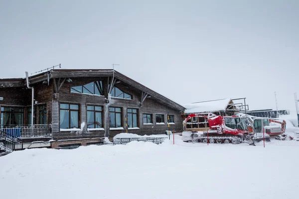 Casa Huéspedes Una Estación Esquí Nevado Gato Nieve Cercano Otros — Foto de Stock