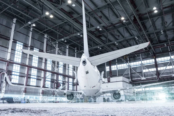 Avião Branco Passageiros Hangar Sob Manutenção Verificação Sistemas Mecânicos Para — Fotografia de Stock