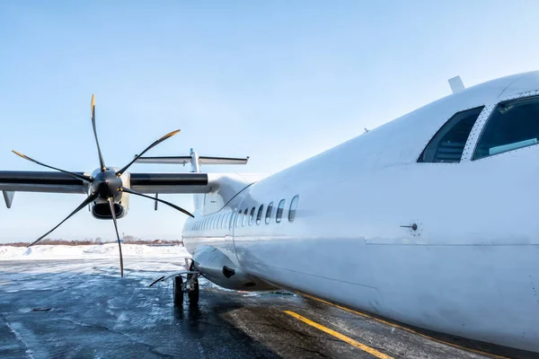 Detailní Záběr Trupu Bílého Turbovrtulového Letadla Odbavovací Ploše Zimního Letiště — Stock fotografie