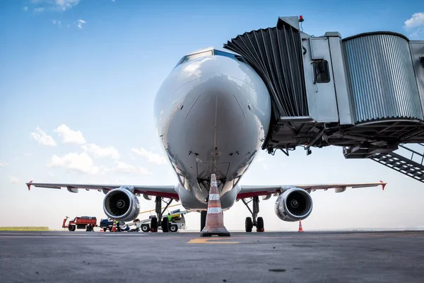 Avión Blanco Pasajeros Puente Jet Está Cargado Con Equipaje — Foto de Stock