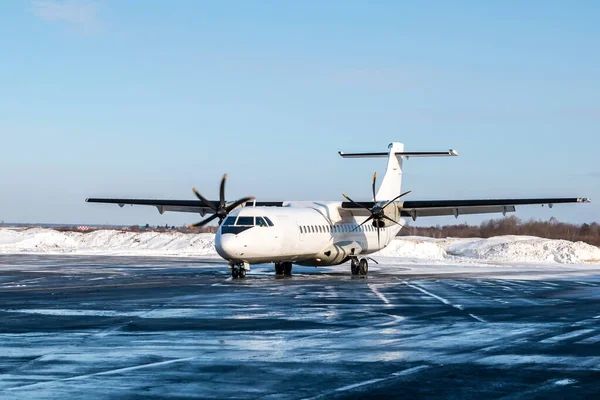 Bílé Turbovrtulové Letadlo Pro Cestující Letištní Odbavovací Ploše Chladného Zimního — Stock fotografie