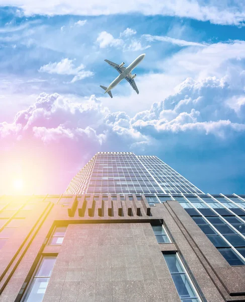 Modern Office Skyscraper Morning Sun White Passenger Airplane Flying Building — Stock Photo, Image