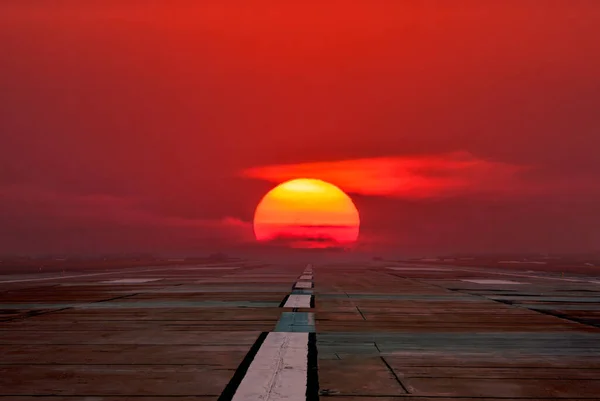 Пустой Взлетно Посадочная Полоса Аэропорта Малиновом Восходе Солнца — стоковое фото