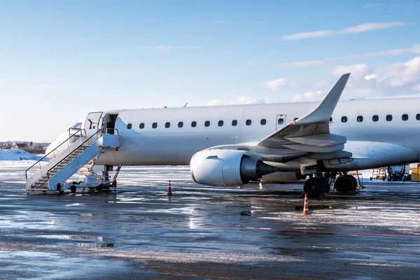 Biały Samolot Pasażerski Odrzutowiec Schodami Powietrznymi Zimnym Zimowym Lotnisku Fartuch — Zdjęcie stockowe