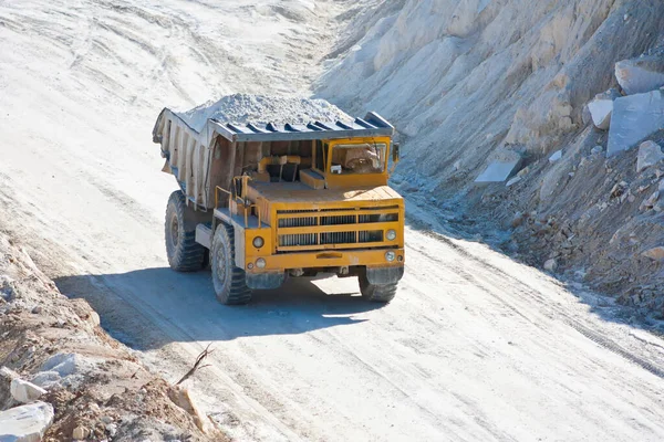 Grande Caminhão Mineração Carrega Minério Uma Pedreira Mármore — Fotografia de Stock