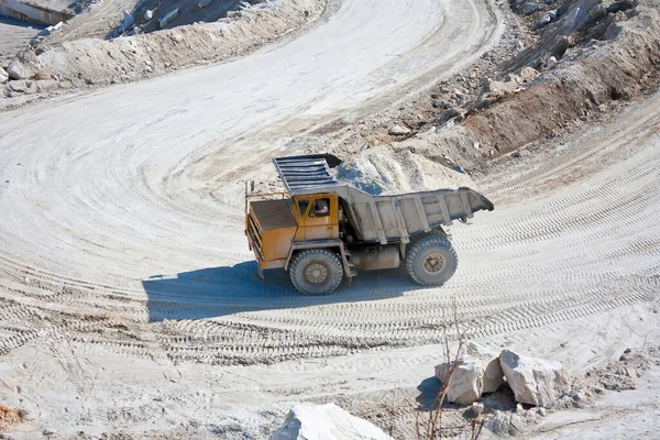 Grande Dumper Carrega Minério Uma Pedreira Mármore — Fotografia de Stock