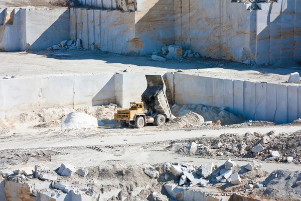 Camión Volquete Minería Cuerpo Abierto Una Cantera Mármol —  Fotos de Stock