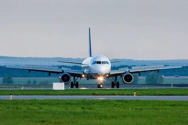 Uma Inversão Marcha Avião Passageiros Pista Vista Frontal — Fotografia de Stock