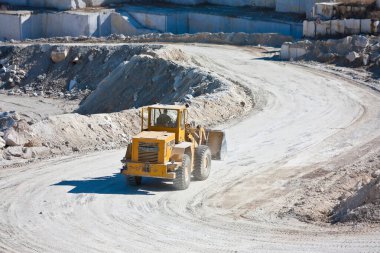 Sarı tekerlek çekici mermer ocağında yükleyici