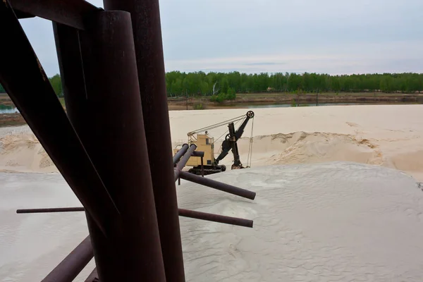 Песочный Карьер Экскаватором Внутри — стоковое фото